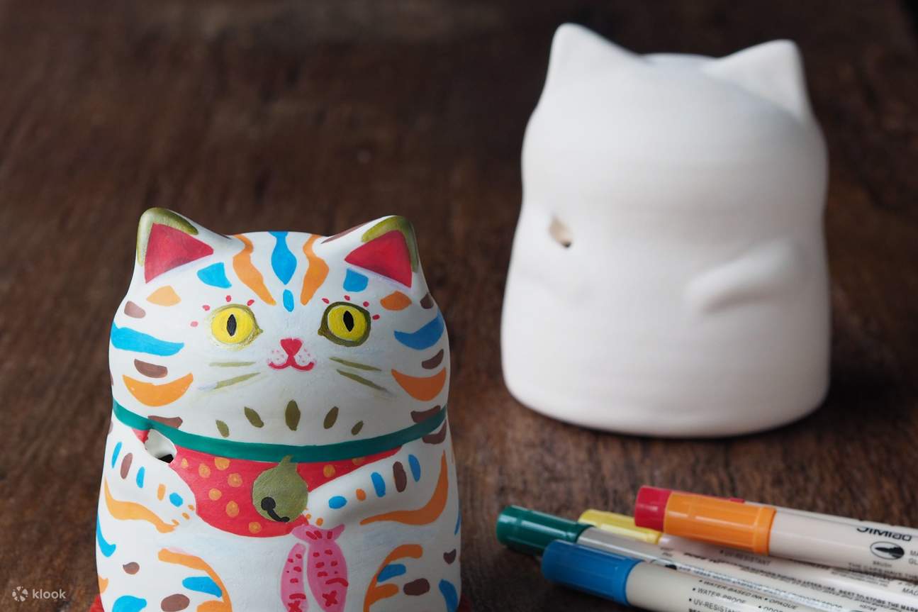 Esperienza artigianale di ceramica creativa per la prosperità: Gatto dorato e Taiwanese God of Wealth dipinti a mano